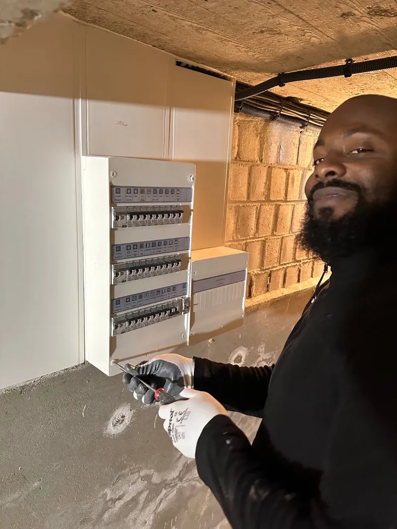Brice Avenel, électricien BrAv'Elec, devant un tableau électrique qu'il vient d'installer
