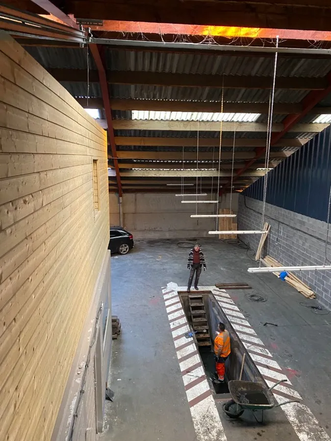 Chantier électrique dans un grand bâtiment industriel