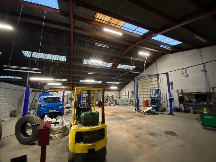 Atelier et garage équipés d'un éclairage neuf