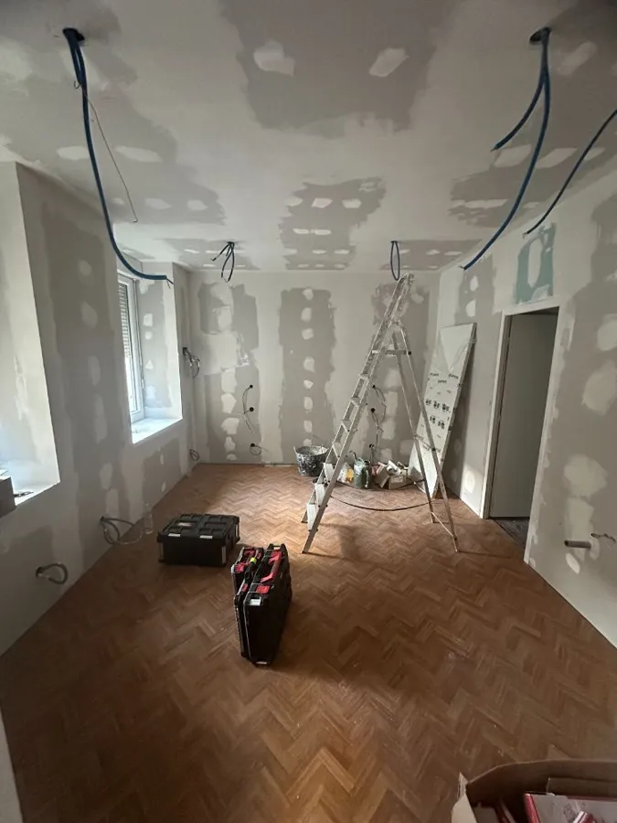 Maison en rénovation, électricité en cours d'installation