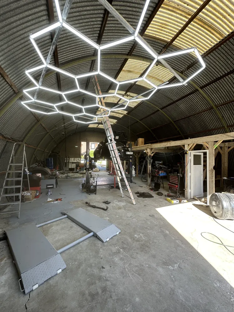 Garage professionnel équipé d'un éclairage LED en nid d'abeille