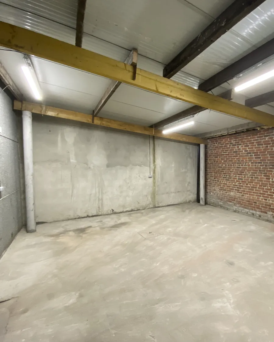 Garage équipé de réglettes LED neuves