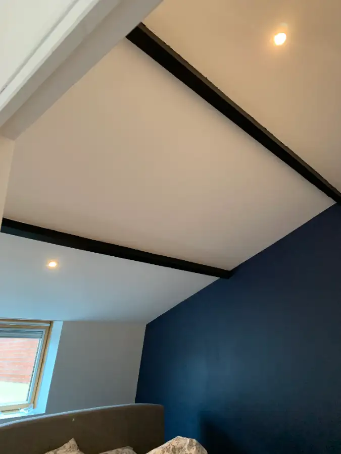 Chambre rénovée avec spots encastrés