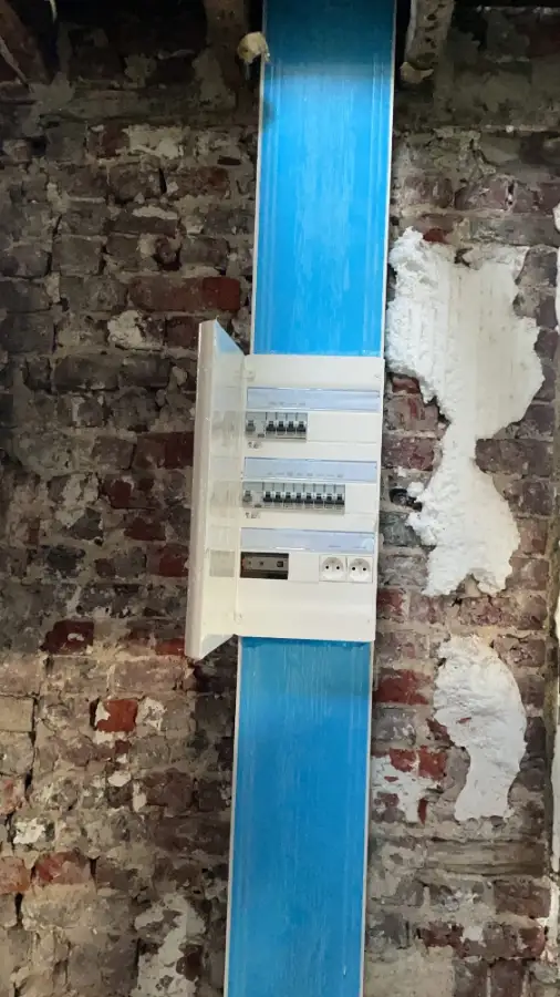 Tableau électrique neuf posé pendant une rénovation
