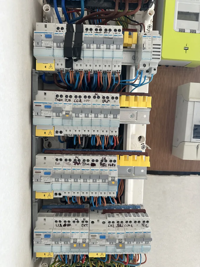 Tableau électrique Hager neuf, câblé et repéré circuit par circuit