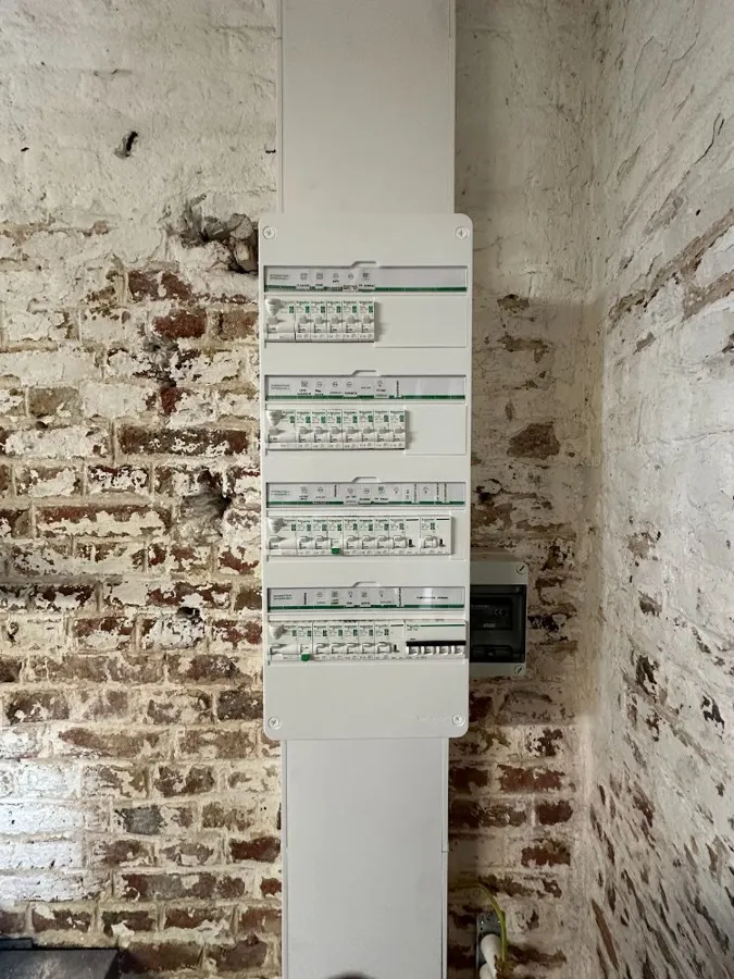 Tableau électrique neuf sur un mur en brique ancien