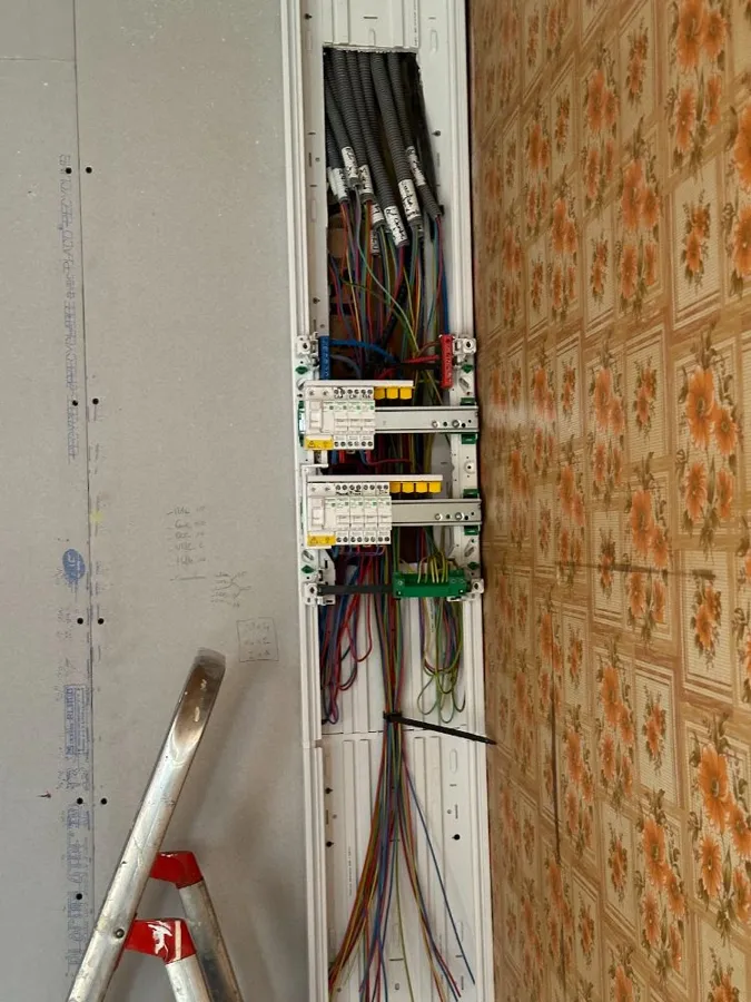 Tableau électrique en cours d'installation dans une gaine technique