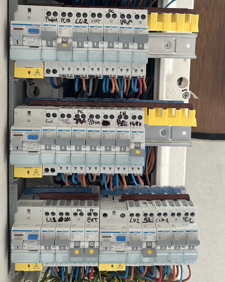 Tableau électrique Hager neuf, câblage soigné et circuits repérés