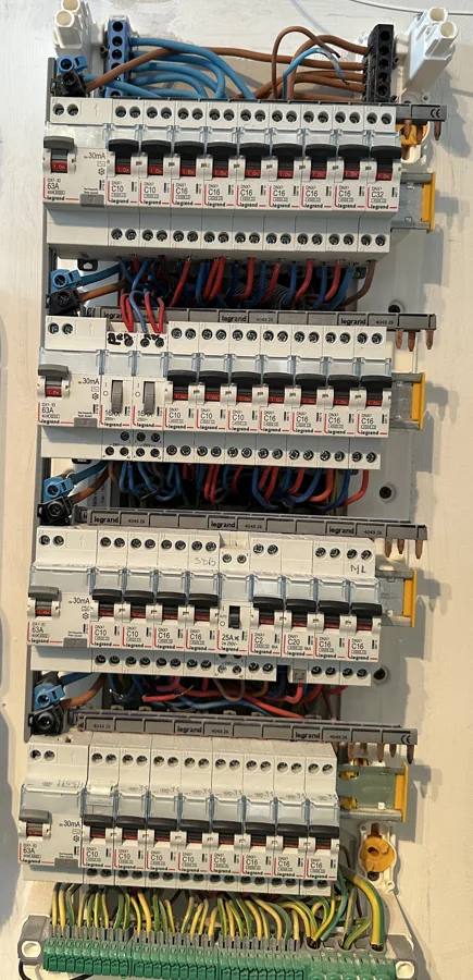Tableau électrique Legrand câblé, quatre rangées protégées par différentiels 30 mA