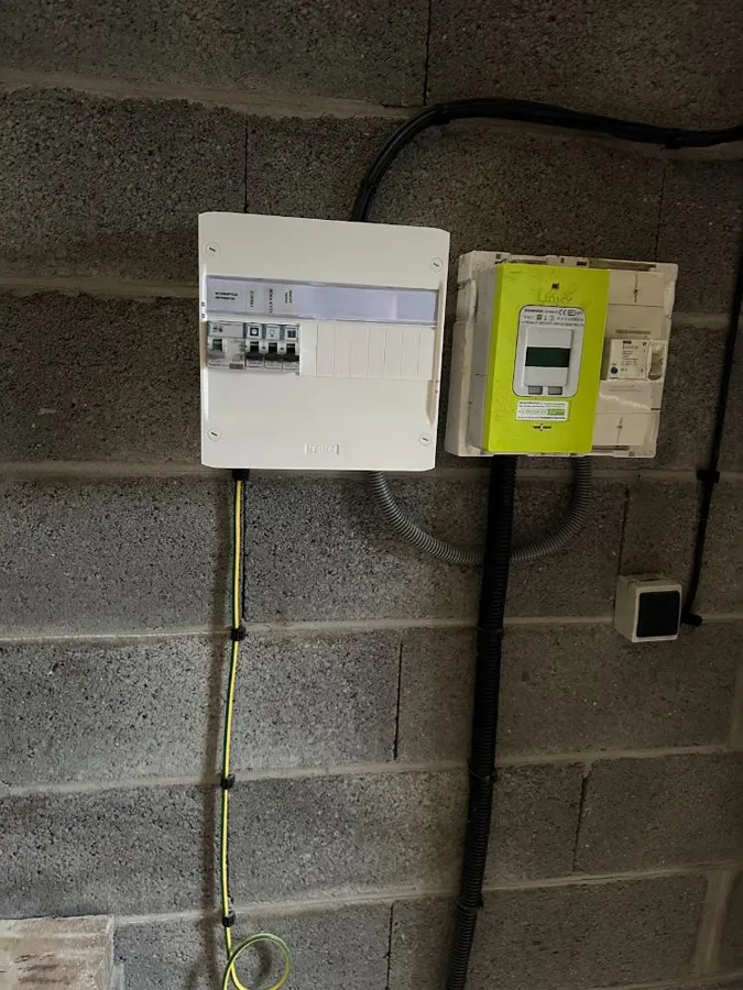 Tableau électrique neuf à côté du compteur Linky