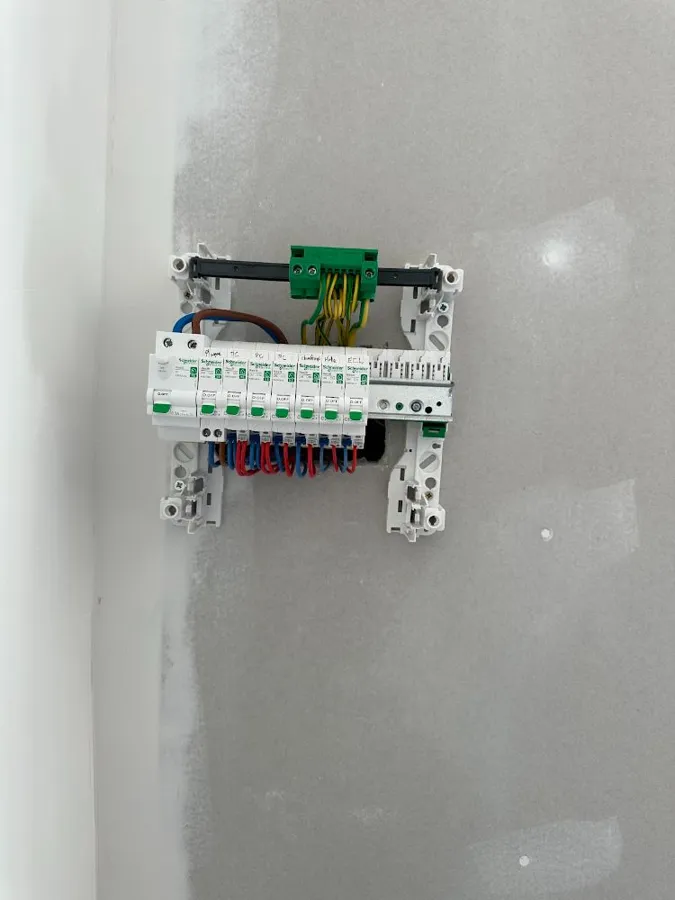 Tableau électrique Schneider Electric en cours de câblage